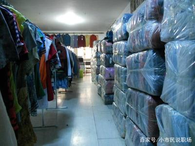 論斤甩賣的庫存服裝 為何便宜卻讓人望而卻步？